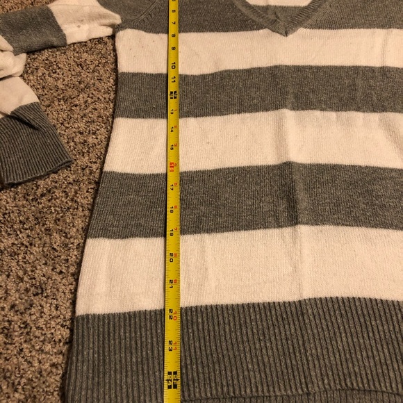 Gap size small striped v-neck sweater - Picture 7 of 7